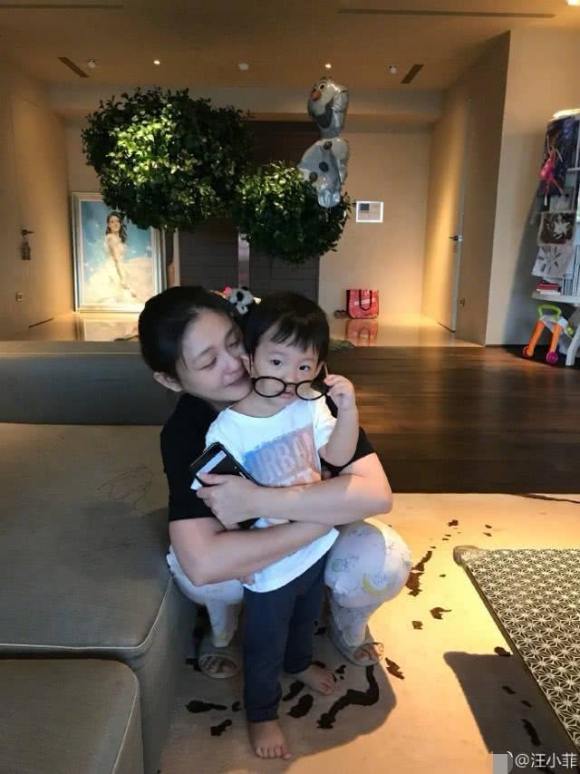 汪小菲醉酒后晒娃 女儿仍唱主角 网友:儿子是凑数的?