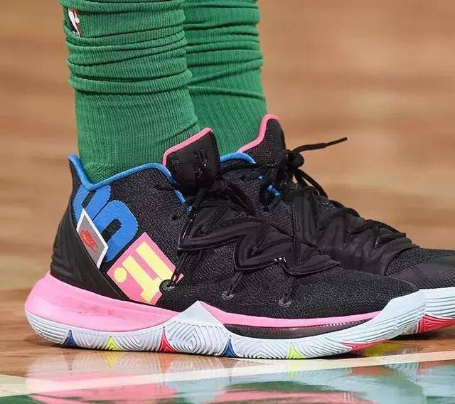 NBA球员今日上脚:詹姆斯和科比圣诞战靴,欧文5配色多!