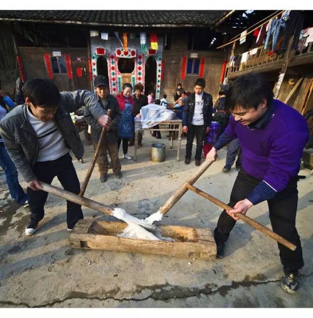 来凤人又快一年了你屋好久没有杀年猪打糍粑了