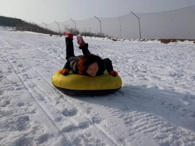1 来抱犊寨雪乐园现场 参与,围观滑雪活动,一起来感受滑行的快感,了解