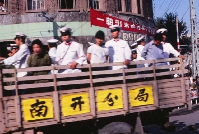 80年代"严打"老照片:强奸犯挂牌子游街示众,女犯人被公审