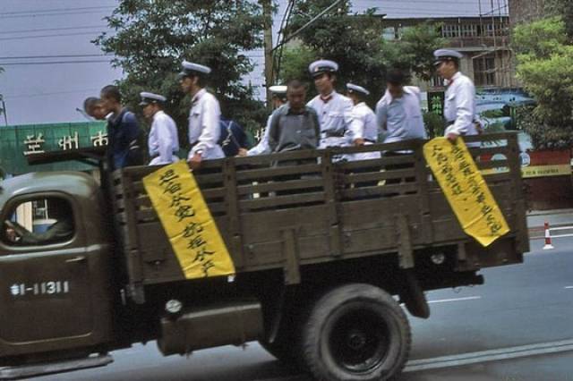 80年代"严打"老照片:强奸犯挂牌子游街示众,女犯人被公审