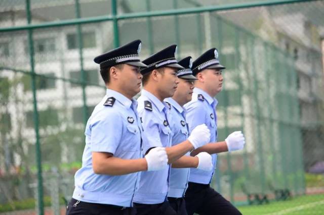 新民警着99式警服春秋执勤服参加新警入警仪式 根据《人民警察法》第