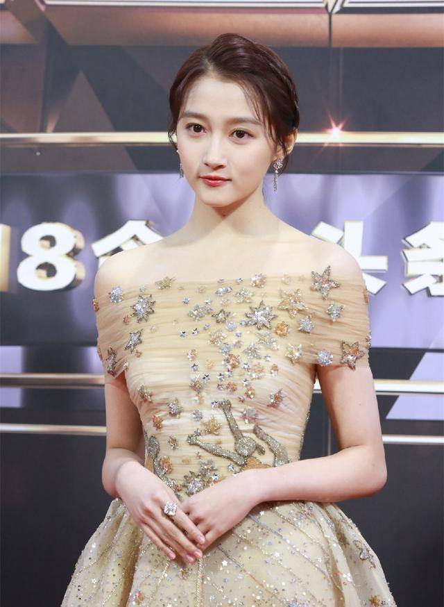 关晓彤穿星星元素公主裙 意外成"黑马"美开挂!