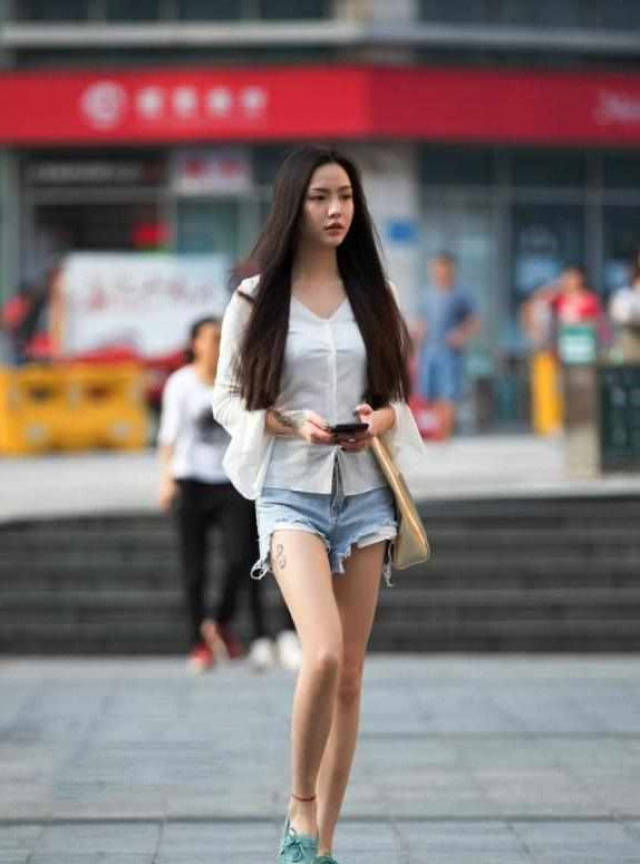 性感明星美女街拍:美女身材性感动人,迷人玉腿修长迷人
