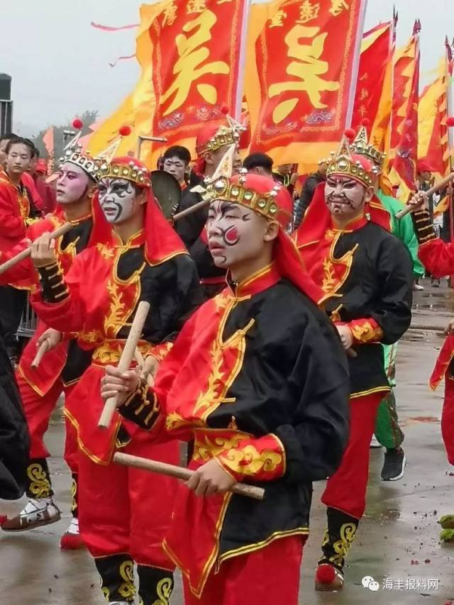 海丰陶河这个村子今天热闹非凡,虎狮,英歌,大旗.