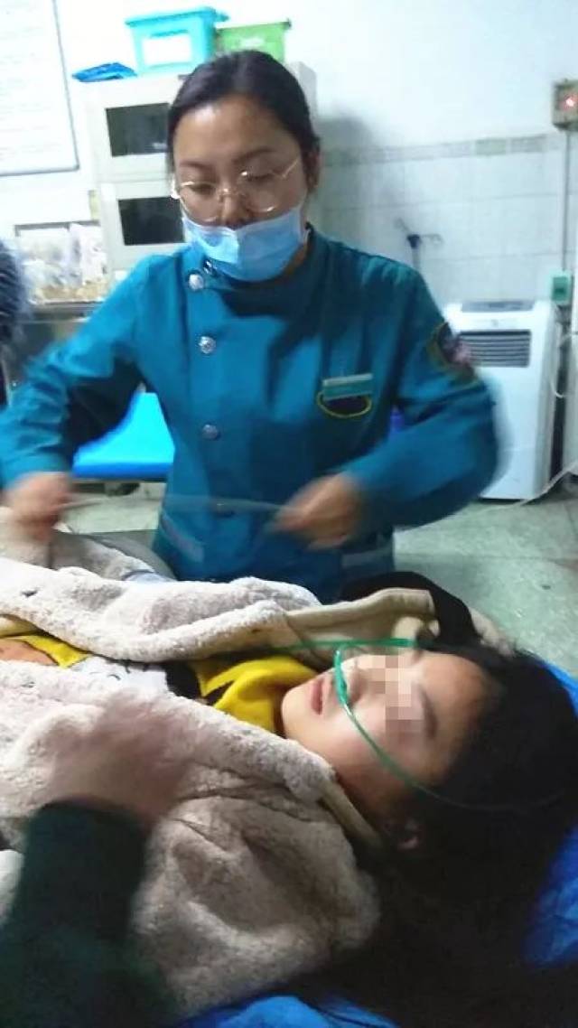 泉水湾小区北门,小女孩突发车祸却无亲人,揭开来医院急诊救治的真相