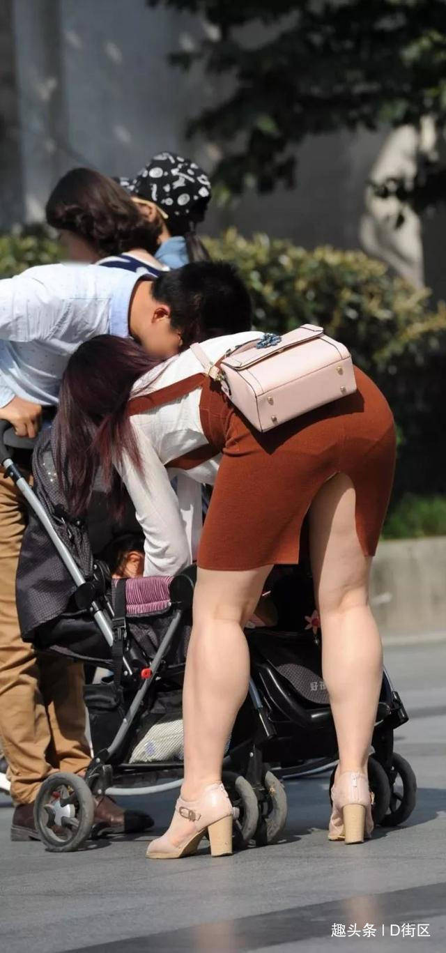 街拍:一组成熟大姐图,成熟的女人气质还是很吸引人的!