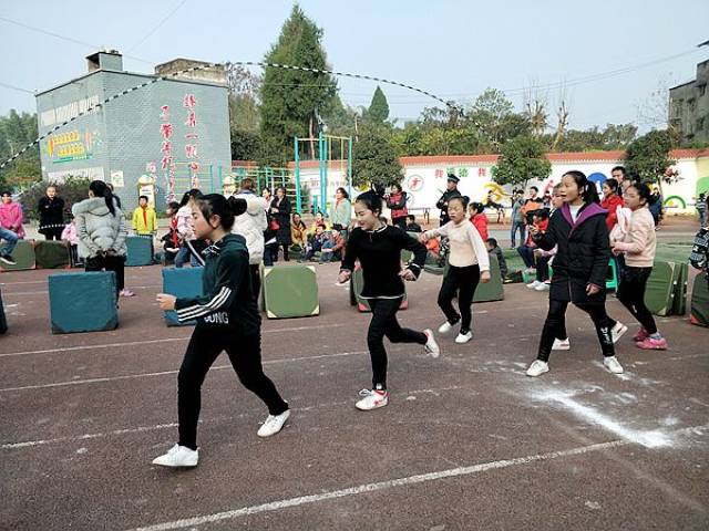 合川古楼镇:跳绳比赛为冬日校园增添一抹靓丽色彩