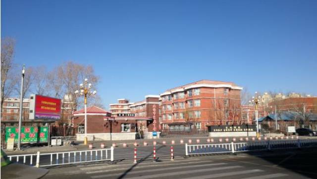东风中学门前