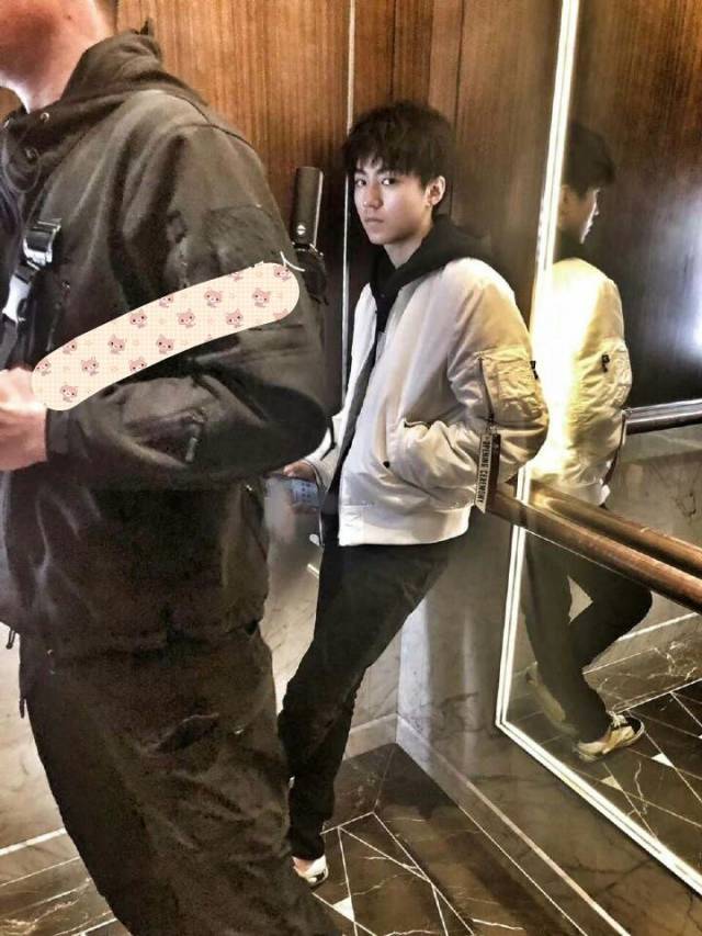 视频网友滑雪场偶遇王俊凯拍杂志怀抱狗狗穿着单薄很敬业