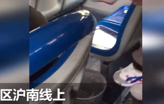 在上海浦东新区沪南线上 一个小孩晕车后吐在了公交车上