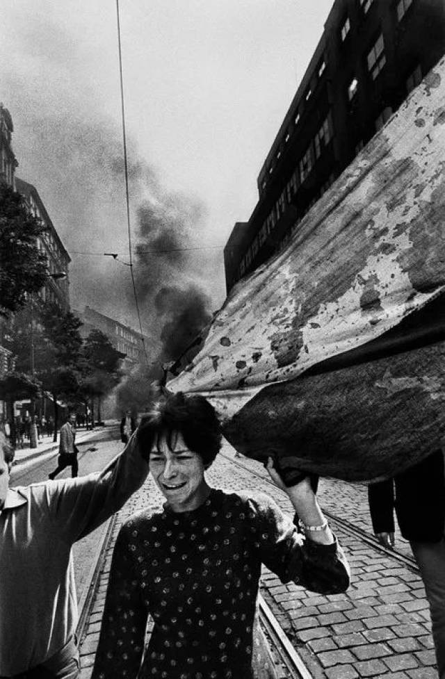 当时,约瑟夫·寇德卡(josef koudelka)是一名剧场摄影师,在这之前从事