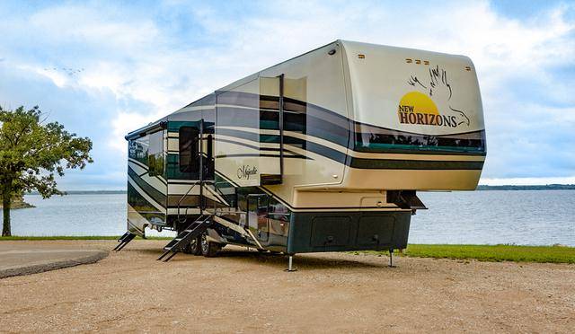 日常维护成本也高,但是保值率好,使用寿命比半挂型房车更长