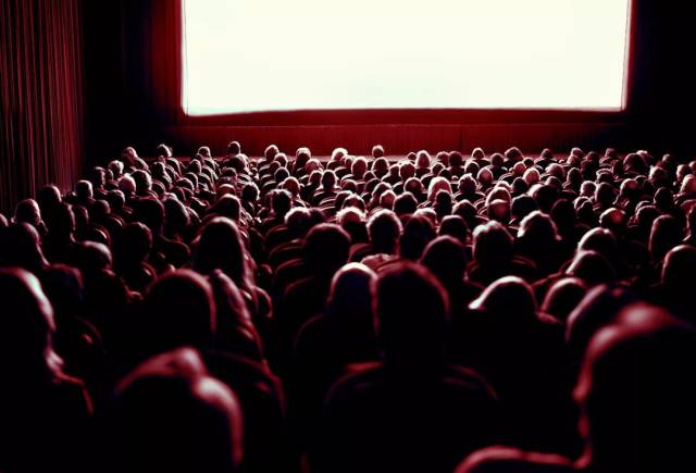 很多人已经选择这样度过 在电影院看一场符合跨年气氛的电影 《地球