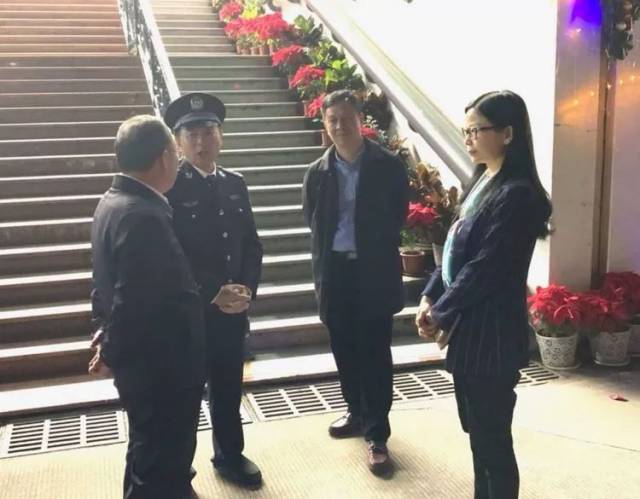 守护"平安梅林"的不是圣诞老人,而是这些人