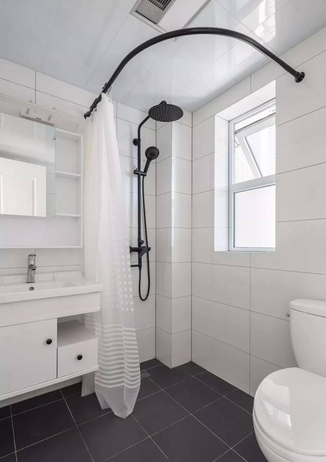 卫生间,深灰色地砖搭配白色墙砖,用浴帘取代玻璃淋浴间