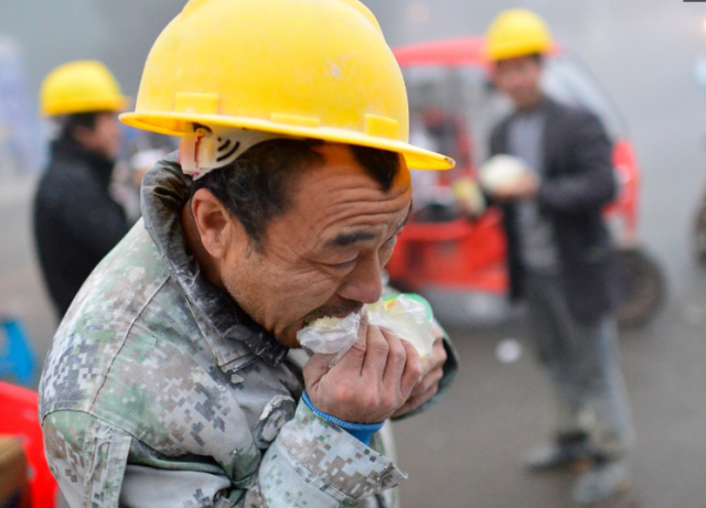 农民工这么辛苦,一年能挣多少钱?确实是难哪!