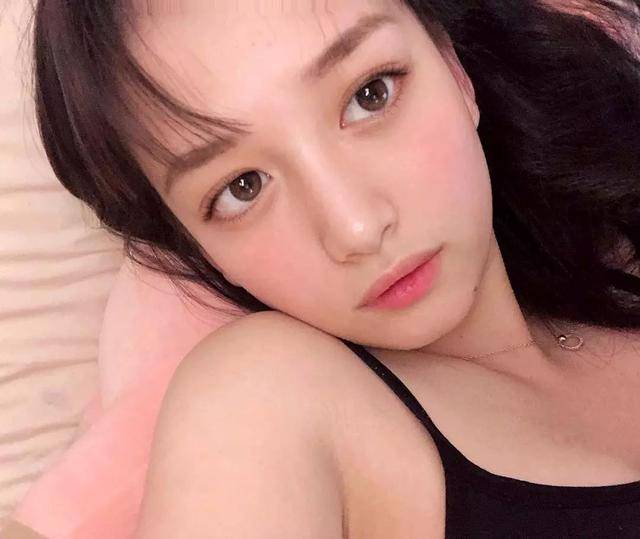 壁纸丨最近爆红的00后大眼美少女,好像从漫画里走出来的!