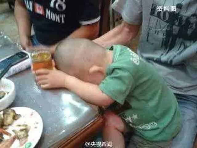 只喝了一小口,男孩心脏骤停,这6种常见饮品千万不要给孩子喝!