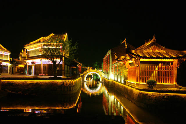 台儿庄古城:运河夜景美如画