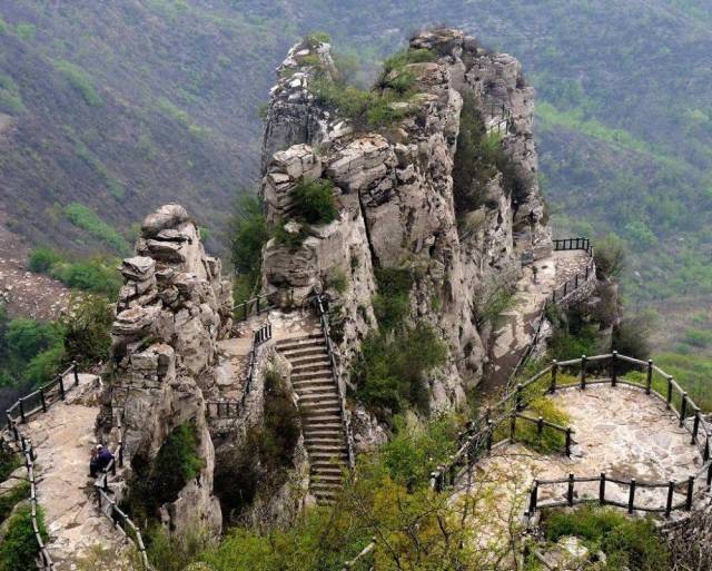 五指山:群山环抱,雄奇险秀.