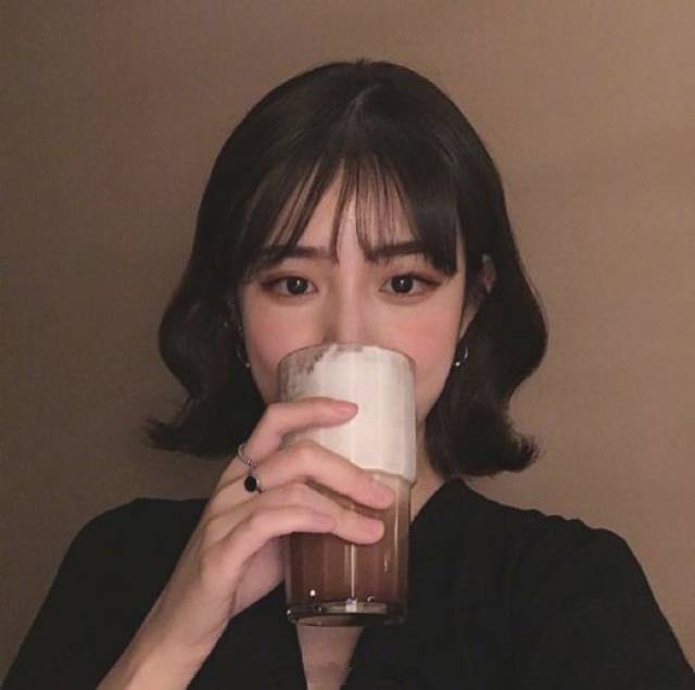 短发烫波浪卷发也超好看呢,特别是这种黑色短发烫波浪卷发,怎么看都