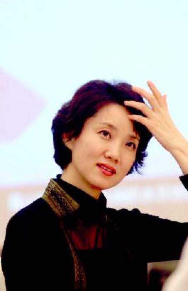 央视最美女主持李修平,今55岁近照曝光,其气质仍不输大多女明星