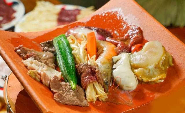 来自越南的“瓦片烧烤”,杀到佛山啦!一片红瓦,一盘肉,解锁烧烤新姿势!