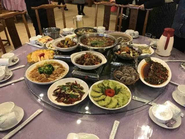 这个餐馆老板很有爱,请武穴环卫工人吃大餐!