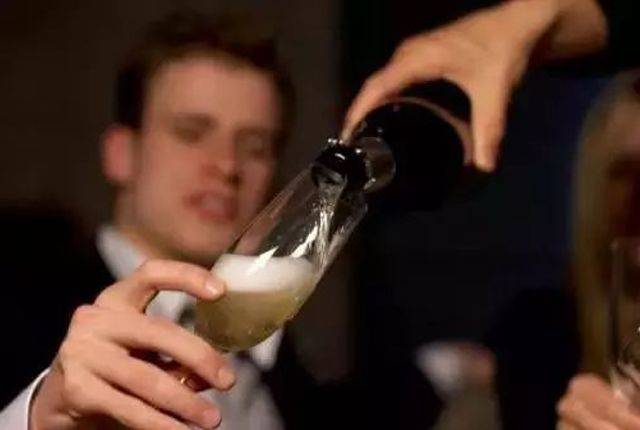 第四种男人不光不劝你喝酒,还为你挡酒的男人.