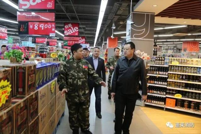蓬莱市委常委,办公室主任崔洪勋带队开展消防安全夜查
