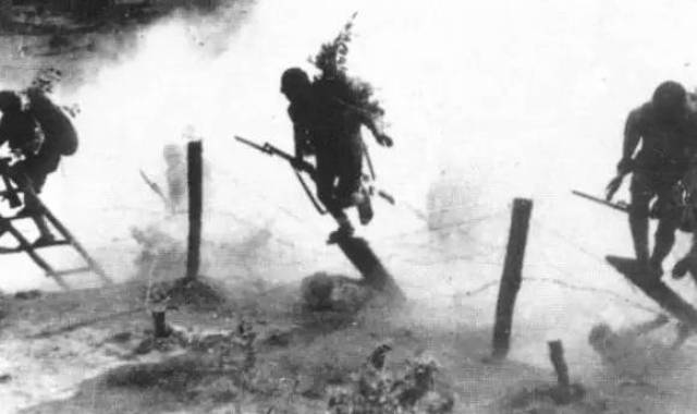 豫南会战中日军进入已经化为废墟的信阳市内 1945年8月15日,日本宣布