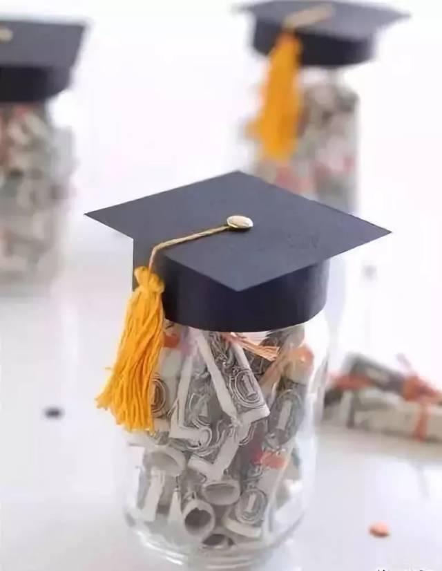 本文导读 2019年是猪年,既然是猪年怎么少的了主题手工呢!猪是我们最熟悉的动物之一,有的小朋友很讨厌猪,因为猪爱偷懒还贪吃;有的小朋友觉得猪也挺可爱的,因为它有大大的耳朵,很有特点的鼻子,圆溜溜的眼睛,卷起来的小尾巴,越看越喜欢。今天小莉老师就给大家带来几款小猪手工,记得元旦期间跟小朋友们一起制作哦! 作者 丨小莉老师 本文由《幼儿园手工》编辑,转载须注明来源! 剪纸三只小猪 为三只可爱的小猪建造一个属于他们自己的家吧。 准备材料:白色卡纸,蜡笔,剪刀,竹签,胶棒等。 以下为小猪的打印模板,按照已有的