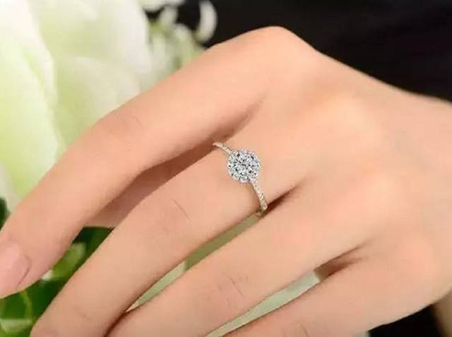 女人戴钻戒时,这3个"误区"要避开,好多人不听劝,总是犯错