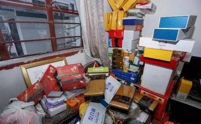 神吐槽:老人去世前借钱偷买一屋子保健品,商家曾承诺:活100岁奖100万