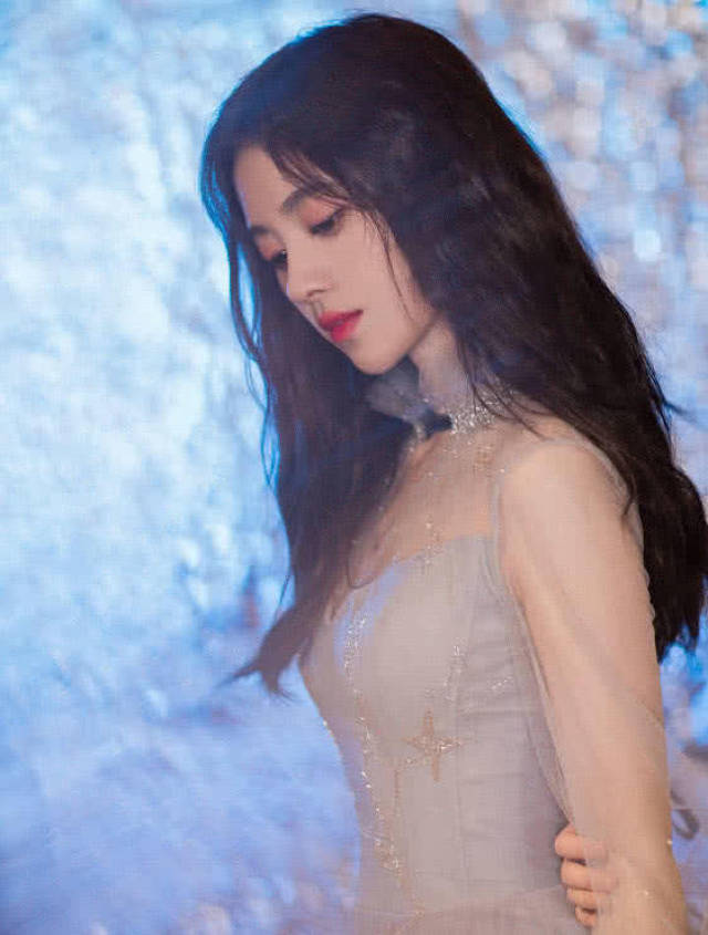 号称4千年一遇的美女鞠婧祎,穿上裸色长裙有多惊艳?玩心跳