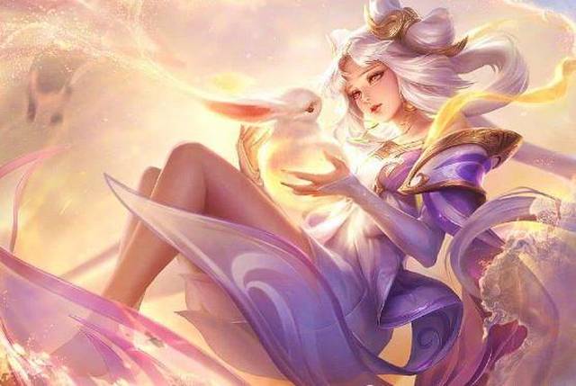 游戏中嫦娥的称号叫作"寒月公主",手中捧着还有可爱的玉兔,为此许多