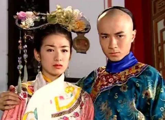 知画和小燕子究竟谁是嫡福晋?穿戴就能分辨,永琪的态度才最重要