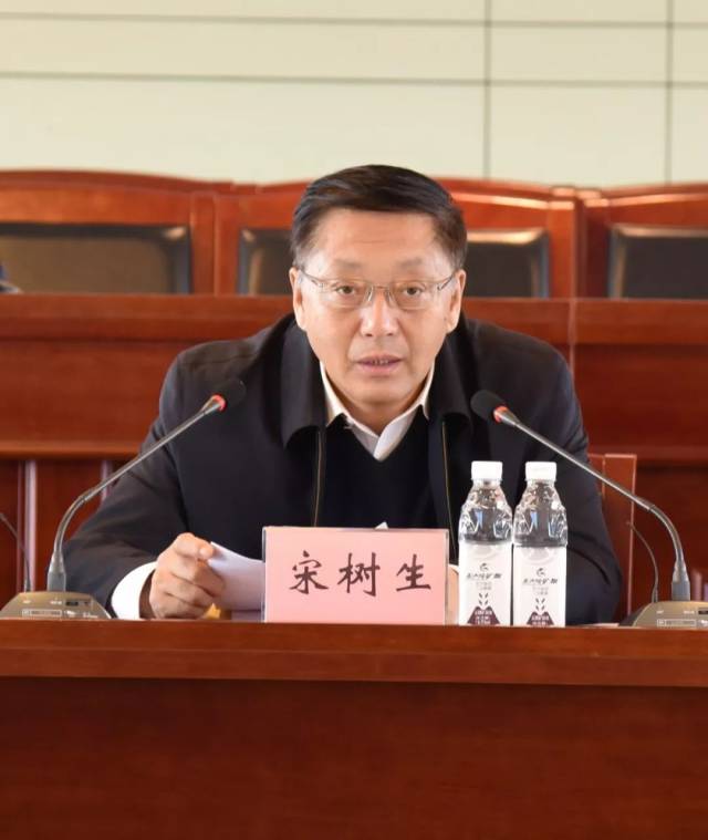 市人大常委会副主任,市总工会主席宋树生在会上宣读了市委常委,市委