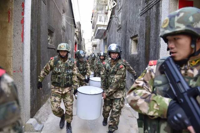 "1600余名官兵雷霆扫毒", 这是清剿"第一毒村"陆丰博社村的行动.