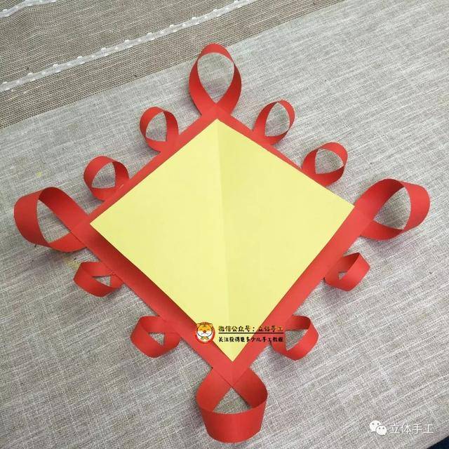 纸条 备用 将四个大结粘在方形纸的四角 四条边分别粘两个小结 中国