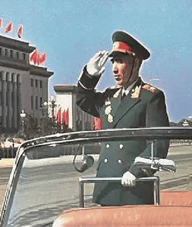 1959年10月1日,国庆10周年庆典,林彪乘坐红旗敞篷车检阅三军