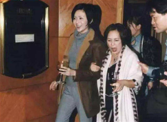 李嘉欣退出后,刘銮雄陆续同洪欣,袁洁莹有过恋情,与其说是这些女星不