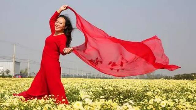 丝巾墨镜和帽子 而这个外国小哥 充分get到了中国大妈拍照的精髓 浓浓