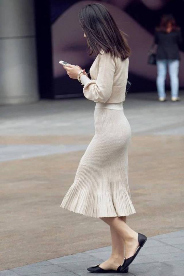 街拍:美女白色修身开叉裙,长发披肩,裙摆飞扬,韵味十足!