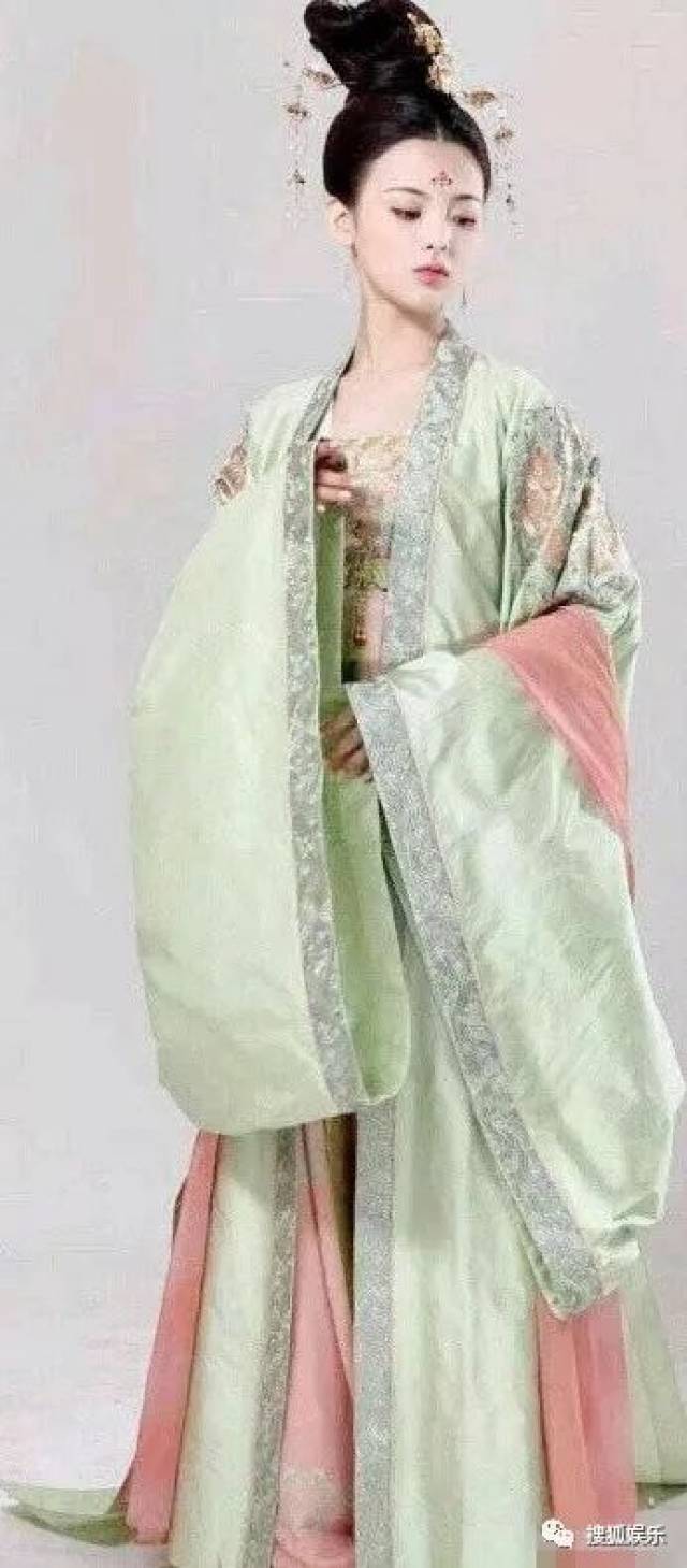 刘强东章泽天被曝一起滑雪;六小龄童回应“黑料”;赵丽颖再