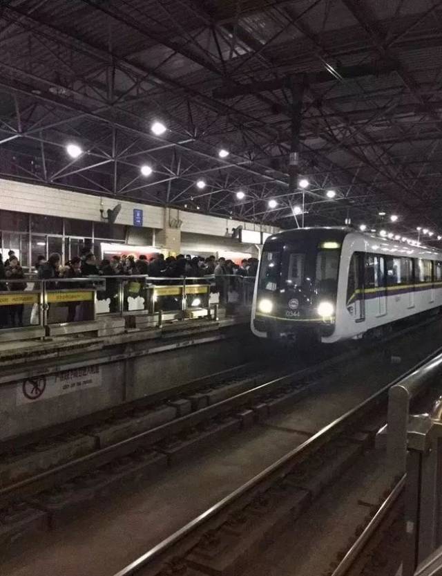 事故回顾 12月25日晚,上海地铁3号线曹杨路站,一名中年女子翻越地铁