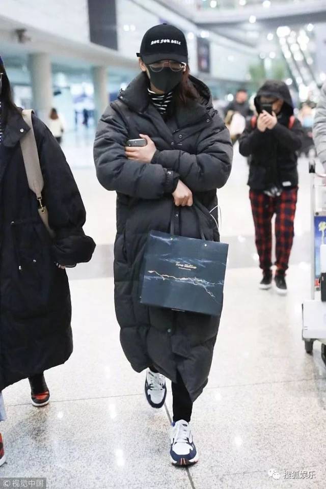 刘强东章泽天被曝一起滑雪;六小龄童回应“黑料”;赵丽颖再