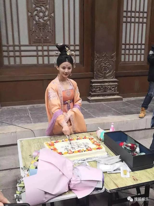 刘强东章泽天被曝一起滑雪;六小龄童回应“黑料”;赵丽颖再